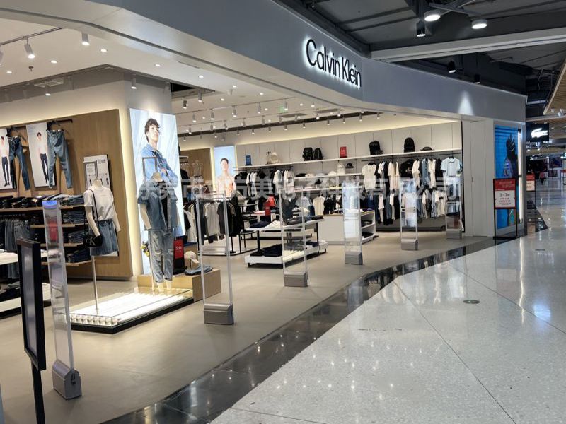 Calvin Klein clothing store installs Cubic Beauty clothing immobilizer AM7806